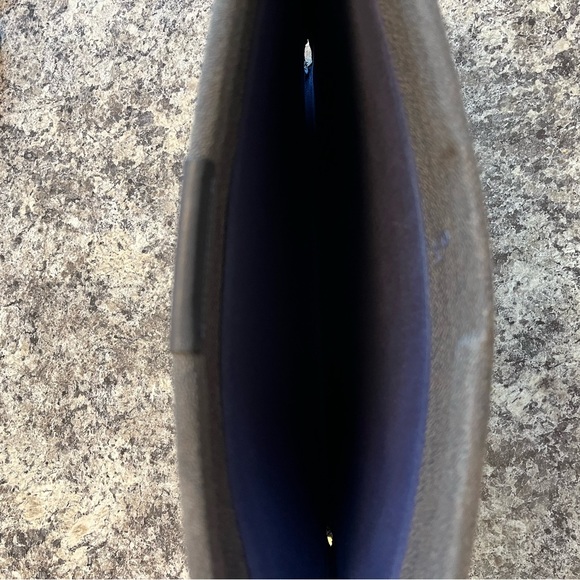 Macbook air 256g 2020 with case and charger - Picture 15 of 16